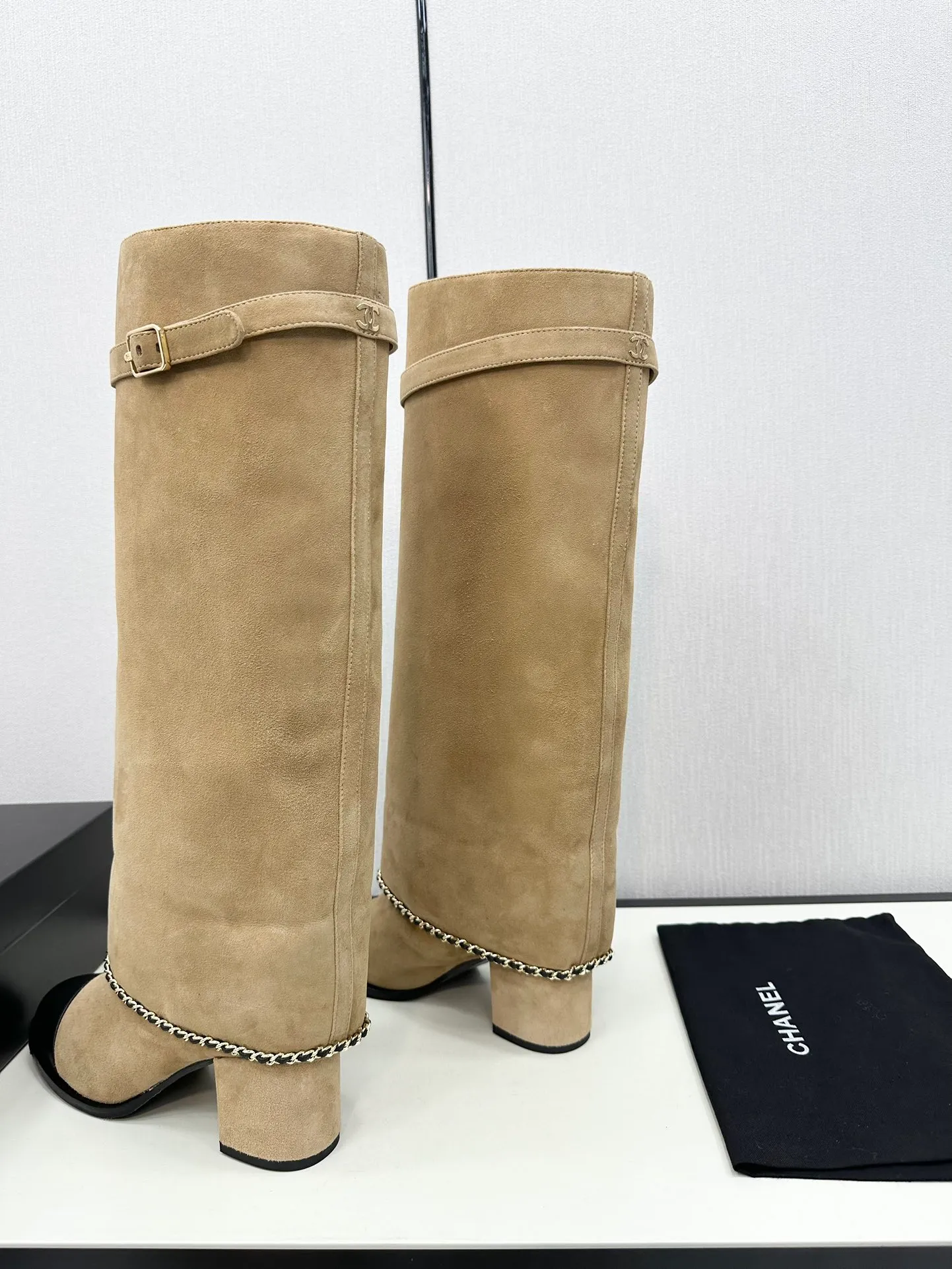 👟👟Ex-factory price 840👟👟Chanel🆕 24b new double c autumn and winter boots Chanel autumn and winter heavy industry popular short boots🔥 Xiaohongshu highly recommends this style, it looks good with any combination, a must-have for fashion, Ms. Chanel loves simple and irresistible styles💋Coloring shows a unique style, free mix and match to shine⚡️Follow the fashionable steps of the tight-flavored grandma! ! ! Enlarge the exquisite details to see ✔Original molded hardware buckle ✔Top version made by purchasing agent★The upper is made of original Yangjing cowhide, sheepskin lining, sheepskin feet, code number 35-40 (40, 41 customization is not returnable)